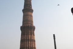 Kutub Minar a železný sloup